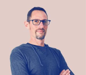 Portrait de Laurent Devoulon, Chef de Projet et Architecte d'Intérieur chez Redhood Agency, avec un moodboard représentant son approche créative et sa vision de l'aménagement d'espaces en arrière-plan.