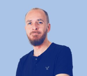 Portrait de Pascal Vivier, Directeur Technique et Architecte d'Intérieur chez Redhood Agency, avec un moodboard illustrant son expertise technique et son sens du design en arrière-plan.