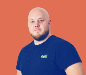 Portrait de Thomas Briet, Chef de Projet chez Redhood Agency, avec un moodboard reflétant son expertise en gestion de projets et son sens du design en arrière-plan.