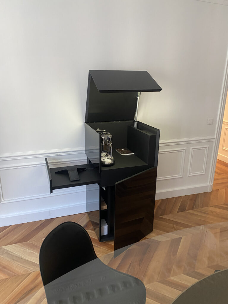 Photographie du meuble café qui vient compléter l'ensemble de mobilier avec le bureau d'accueil pour le cabinet d'avocat parisien.